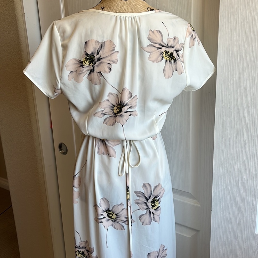 White floral Wrap dress. EUC - Picture 4 of 4